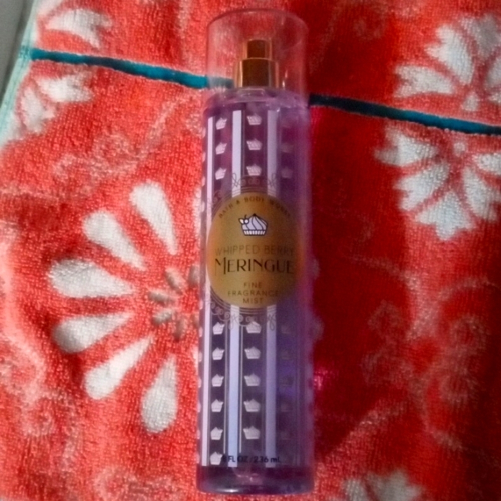 Bath and body works perfume. (WHIPPED BERRY MERINGUE) BRAND NEW